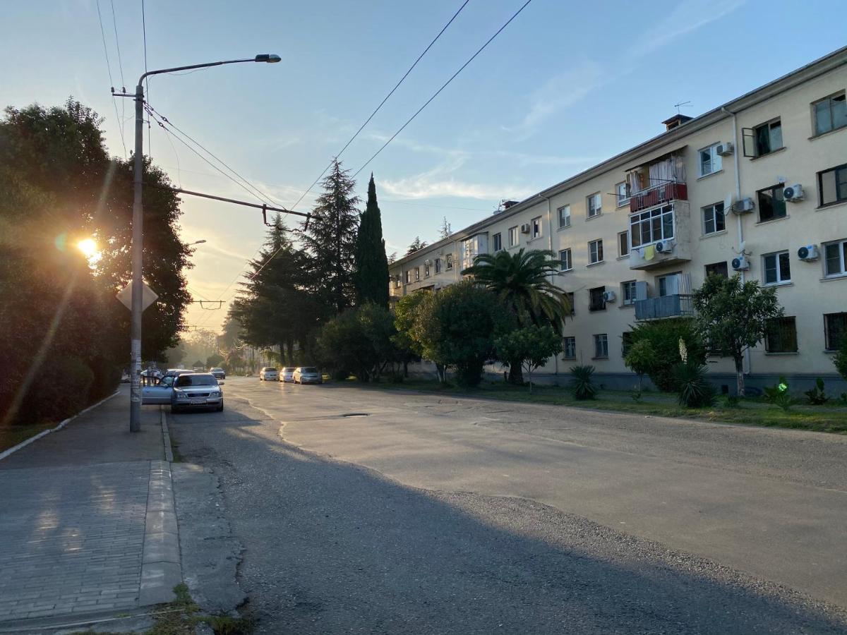 Квартира 1-Комнатная - До Моря 2 Мин - В Центре Suhumi Exterior foto